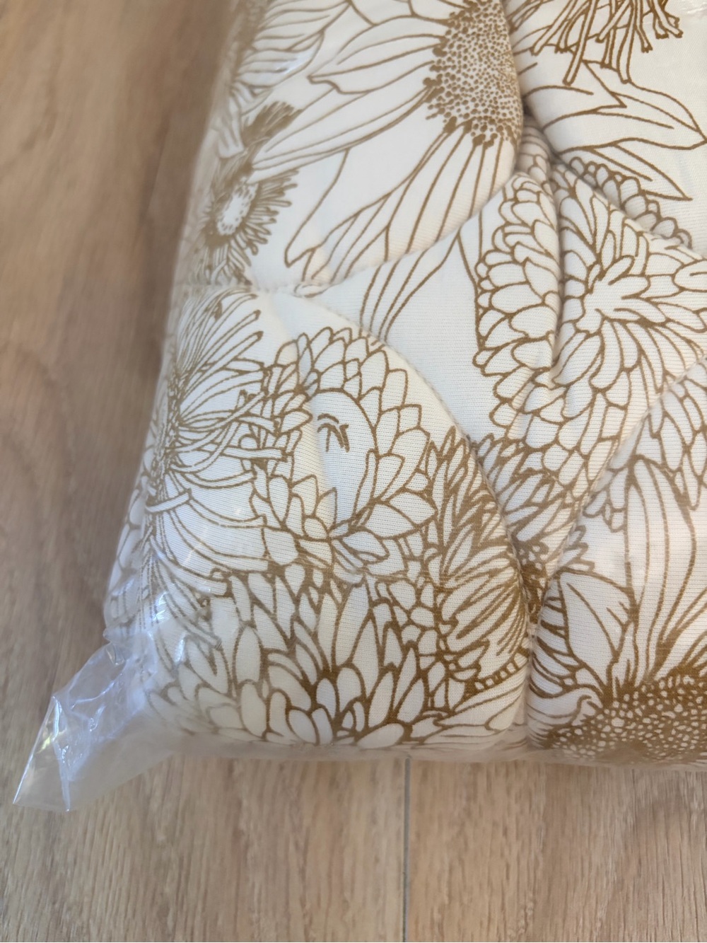 Kate Quinn Fennel Sunflower Circle Quilt - Picture 3 of 3